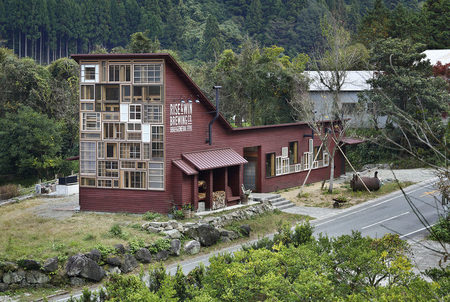 Kamikatz Public House, o bar xaponés construído na súa totalidade con residuos reciclados