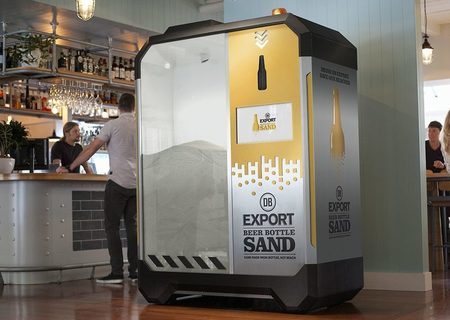 Máquinas que converten as botellas de cervexa en area de praia