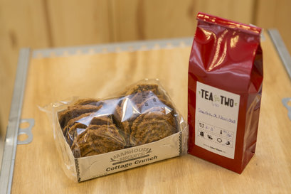Tea for two agasalla cun té de nadas e unha bolsa de deliciosas galletas